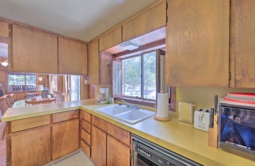 McCall Cabin | McCall Rustic Retreat - Walk to Payette Lake!