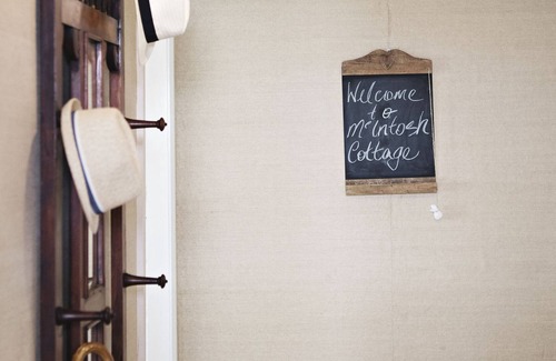 Central Mudgee House | McIntosh Cottage - just steps to Church St