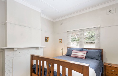 Central Mudgee House | McIntosh Cottage - just steps to Church St