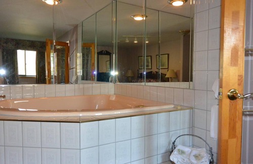 Morrisburg Hotel | McIntosh Country Inn & Conference Centre in Canada