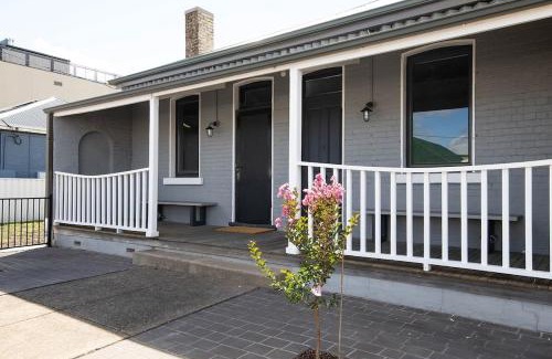 Orange House | McNamara Lane - CBD, Firepit, 7 Smart TVs, Sleeps 11