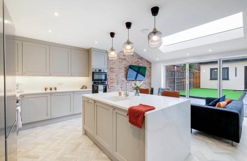 Hillingdon House | MDPS HA4 Bedford Rd 110 - 6 Bedroom and 4 Bath Bedford House + Private Garden