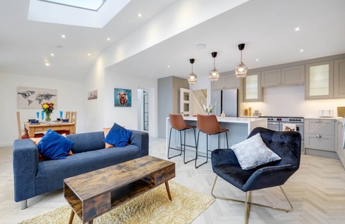 Hillingdon House | MDPS HA4 Bedford Rd 110 - 6 Bedroom and 4 Bath Bedford House + Private Garden