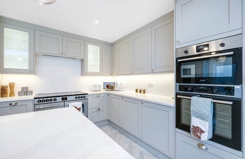Hillingdon House | MDPS HA4 Bedford Rd 110 - 6 Bedroom and 4 Bath Bedford House + Private Garden