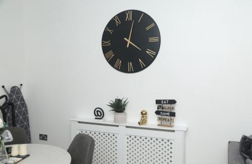 Manchester Apartment | MDZ Luxe Stays-Sleeps 6