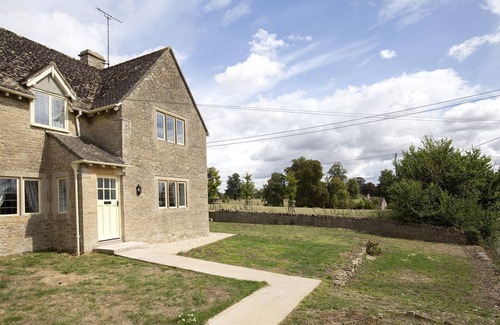 Coln St Aldwyns Cottage | Meadow View - sleeps 4 guests in 2 bedrooms