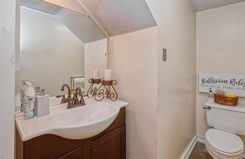 Sugar Land House | Meadows Place 3-BR Home ~ Perfect for Family Getaway~ w/ Backyard & Home Theater