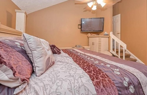 Sugar Land House | Meadows Place 3-BR Home ~ Perfect for Family Getaway~ w/ Backyard & Home Theater