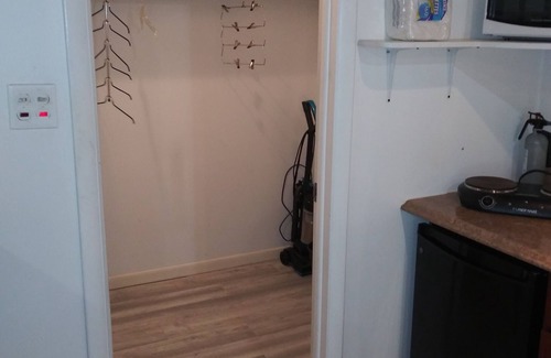 Mechanicsburg Apartment | Mechanicsburg Tarzan Hut: Private Comfortable Air Cave For 1-2 Travelers