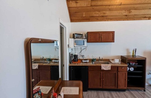 Mechanicsburg Apartment | Mechanicsburg Tarzan Hut: Private Comfortable Air Cave For 1-2 Travelers