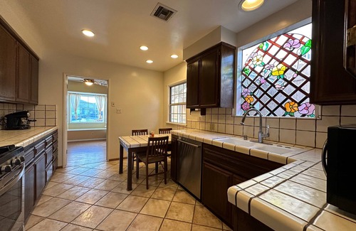 Burbank House | Media City Hillside House- 4 BR with Pool & Fiber 1GB Internet