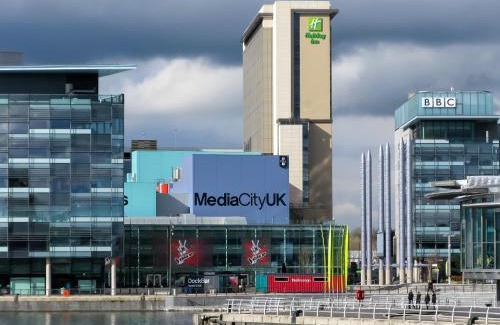 Salford House | MediaCity Escape - 15 Mins to City Centre with Free Parking
