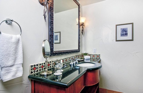 Los Gatos Hotel | Mediterranean Unit with Outdoor Pool, Free Parking, Near Silicon Valley