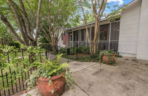 Fairhope Cottage | “Meet Me in Fairhope”-Walk to bay and beach in the heart of Fairhope!