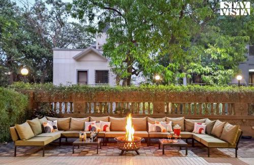 Lonavala Villa | Mehta Mansion by StayVista - A Villa with a Swimming Pool and Pool Table