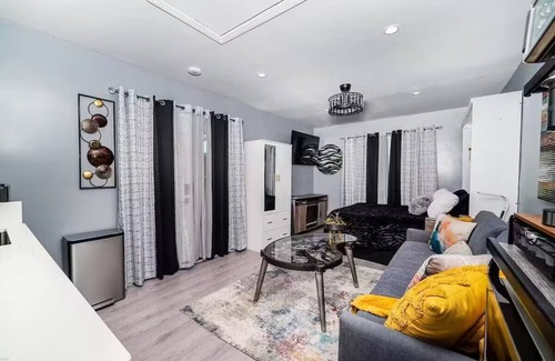 Vista Apartment | Melrose Exec Studio Queen + Bunk - Pet-Friendly