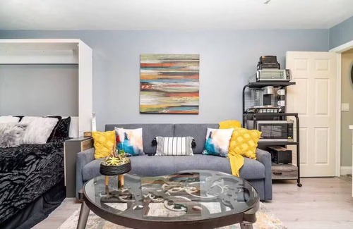 Vista Apartment | Melrose Exec Studio Queen + Bunk - Pet-Friendly