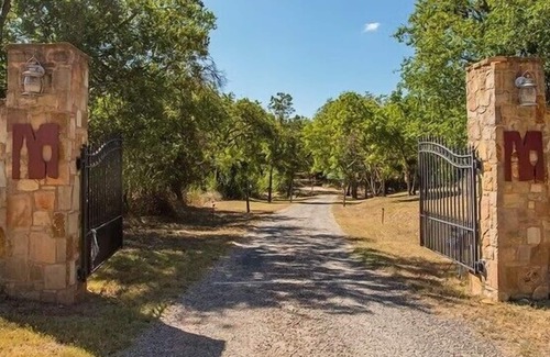Fredericksburg Cabin | Mendelbaum - Peach Cabin