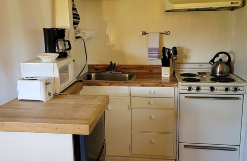 Mendocino Apartment | Mendocino Garden Studio #1, Full kitchenn