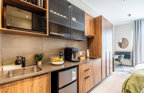 Menlyn Apartment | Menlyn Maine Luxury Studio|Free Parking|24hr Concierge|King Bed