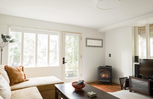 Mercer Island Apartment | Mercer Island Apartment in the Woods Pets Allowed