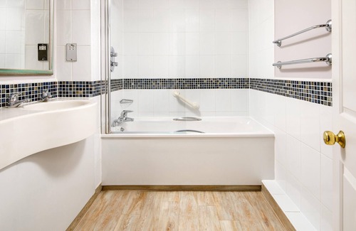 Upton St. Leonards Hotel | Mercure Gloucester Bowden Hall Hotel