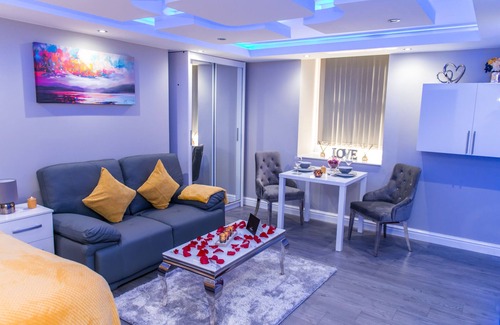 Bradford Apartment | Meridian Apartments - Superior Designer Suite