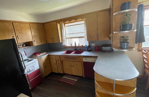 Bridgeland House | Merlot House – Retro Wine-Inspired Stay Near Downtown & Stampede Grounds