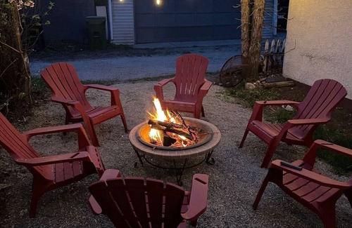 Bridgeland House | Merlot House – Retro Wine-Inspired Stay Near Downtown & Stampede Grounds