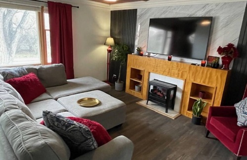 Bridgeland House | Merlot House – Retro Wine-Inspired Stay Near Downtown & Stampede Grounds