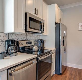 Melrose House | Merry Melrose - Rooftop Patio - 5 Mins to Broadway