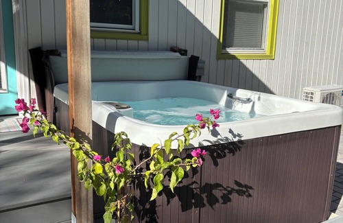 Glen Cove House | MerShell’s Beach House is a 5 minute walk from local beach/boardwalk or marina