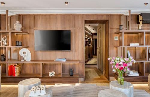 Grenelle Apartment | Merveil - Signature Suite - Eiffel Tower terrace