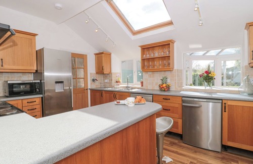 Compton Dundon Cottage | METCALFE HOUSE, pet friendly, with open fire in Street
