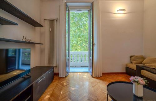Isola del Bosco - Delle Corti Apartment | Metro Elegance Home Spazi Ampi e Charme Urbano