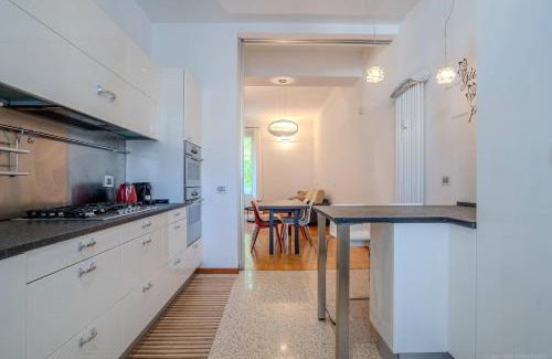 Isola del Bosco - Delle Corti Apartment | Metro Elegance Home Spazi Ampi e Charme Urbano