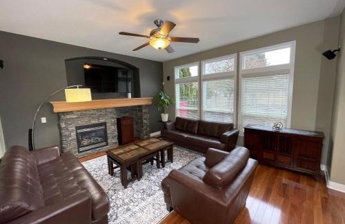 South Newton Villa | Metropolitan Dream Stay with Cozy Fireplace and Hot Tub