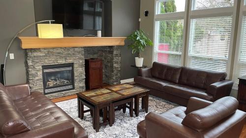 South Newton Villa | Metropolitan Dream Stay with Cozy Fireplace and Hot Tub