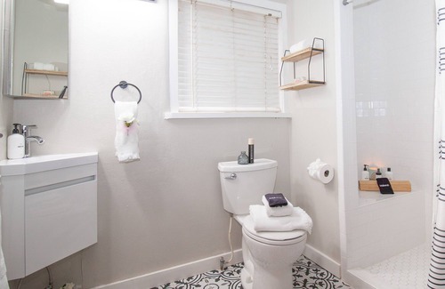 Raynolds Addition House | Metropolitan Mare: Pets + 1GB WiFi + DT Remodel
