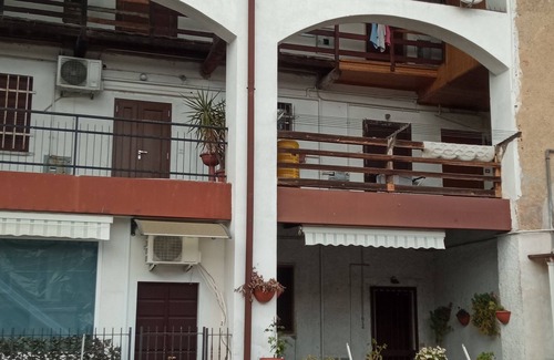 Rho House | Mezzanine studio with independent entrance inside a courtyard