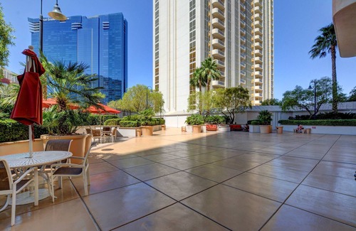 Las Vegas Condo | MGM Signature-09-821 1Br2Ba F1 Strip View Balcony Suite