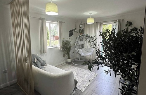 Alibon Apartment | Mi Casa Sleeps 4 with Park Views