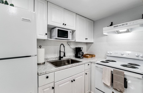 Virginia Gardens Apartment | Mia Airport | 1b Apt with desk