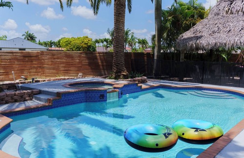 Ludlam House | Miami 5BR Pool Home ● BBQ ● Pool ● Coffee Bar ● Kid-Friendly ● Whirlpool Tub
