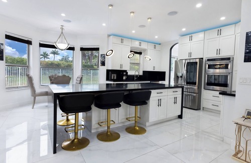 Miramar House | Miami Luxury - Large Entire Home - Pool & Hot Tub