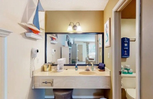 Eureka Springs Historic District Hotel | Miami Suite 102 at Tradewinds