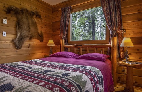 Tete Jaune Cache Hotel | Mica Mountain Lodge & Bear at Mt Robson Park near Jasper National Park