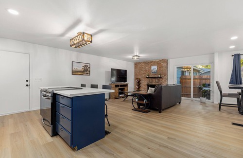 Rimrock House | Mid-Century 2 Bedroom Bungalow Retreat - Minutes to Downtown & Hospitals