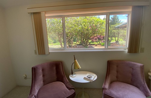 Pleasant Valley House | Mid century 7 acre private property 20 minutes from PDX airport