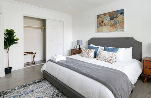 Rosemead House | Mid-Century Charmer BBQ Tesla Charger: Outdoor Patio, High-Speed WiFi, and Parking for Two